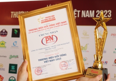 Trung tâm ngoại ngữ Phương Nam đón nhận danh hiệu ‘Top 10 thương hiệu nổi tiếng Việt Nam - 2023